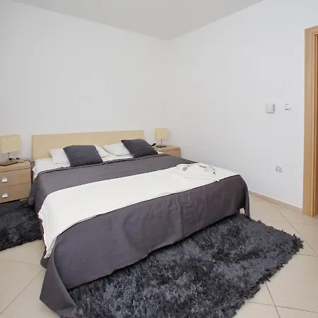 Sun-kissed In With Garden Apartman