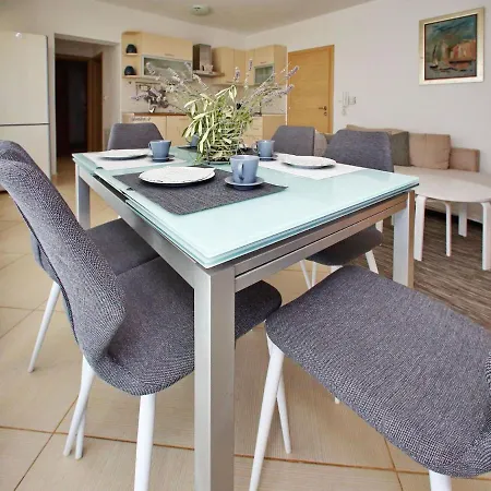 Sun-kissed In With Garden Apartment *